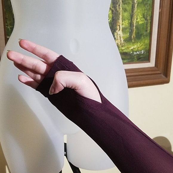 Forever 21 sexy athletic top with thumb holes E4 - Picture 3 of 4